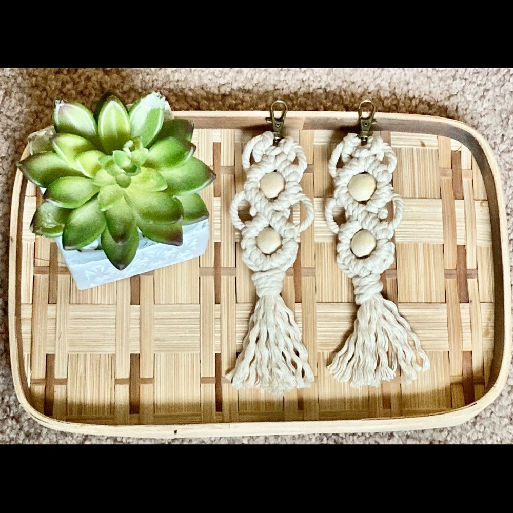 Macrame fidget keychain